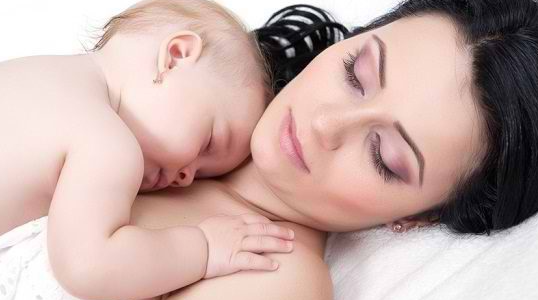 4 Manfaat Skin to Skin untuk Bayi yang Sayang Dilewatkan
